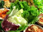 お通しはサンチュ・エゴマ・レタス…7種の野菜食べ放題♪特製味噌に付けて、料理やキムチをまきまき