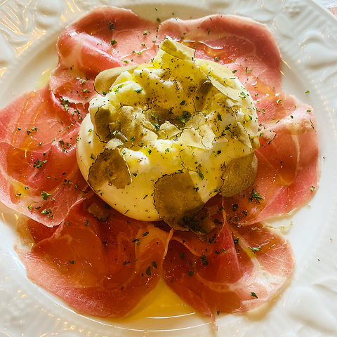 イタリアから帰国後現地で食べた味、知識、経験を活かし本場の味を北浜で再現します。