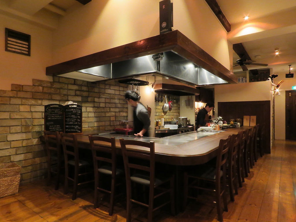 カウンターで鉄板焼きの臨場感を味わえます♪