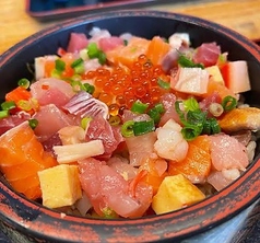 贅沢全部のせ魚まるマーサン丼（味噌汁、漬物、小鉢、デザート付）