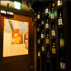 拘りの名酒のボトルがお出迎え