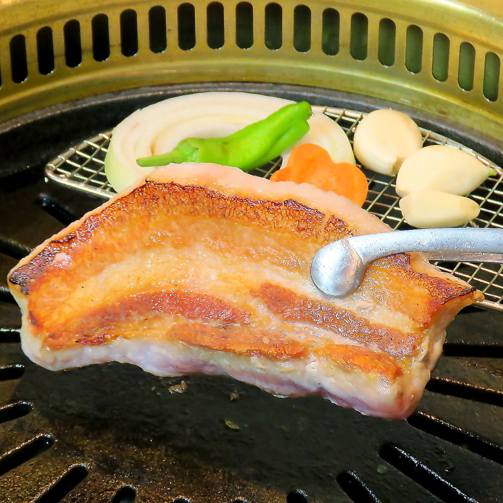 北海道ブランド豚肉を使ったサムギョプサル！お肉の旨味と脂の甘みのバランスがちょうどいい味わい♪