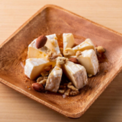 カマンベールチーズとMIXナッツの　メープルシロップがけ