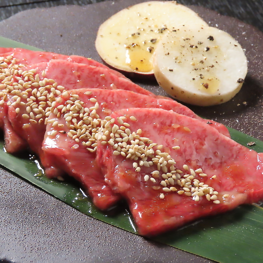 A5ランクの黒毛和牛を使用した上カルビは、とろける脂の甘みと旨みが凝縮された一皿です。