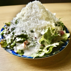爆盛ふわふわチーズのシーザーサラダ