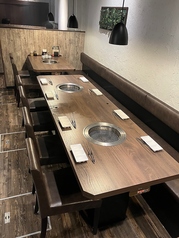 8名様でご利用いただけるテーブル席です。両サイドのテーブルを利用すると最大で16名様までご利用いただけます。団体様でのご利用におすすめです。