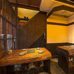 1階のテーブル席は、ゆったりとした空間で、友人や家族との食事に最適です◎木の温もりを感じるテーブルが並び、リラックスした雰囲気の中でお食事を楽しめます。