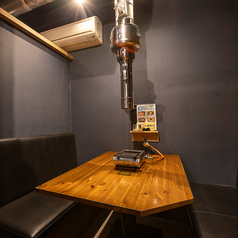 【テーブル席　2×1】当店には2名様用のテーブル席が1つございます。お一人様やカップルのお客様におすすめの落ち着いた空間で、ゆったりとした時間をお楽しみいただけます。ぜひご利用ください！