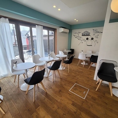 壁の可愛いちゅー太イラスト、窓から大宰府駅を見ることができます。