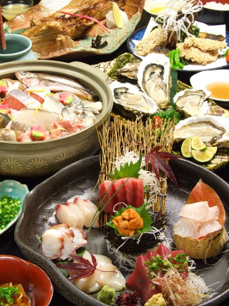 自慢の鮮魚を使用したお刺身盛り合わせが付いた、2時間飲み放題付5000円(税抜)コースがお勧めです。