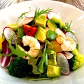 料理メニュー写真 プリプリ海老とアボカドのサラダ