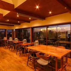 当店には、4名様掛けのテーブルが1つございます。女子会やご友人同士のお食事にぴったりのスペースです。楽しい会話と美味しい料理を楽しみながら、特別な時間をお過ごしください。皆様のご来店をお待ちしております！