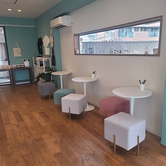 可愛いキューブ型のソファー椅子のお席です。