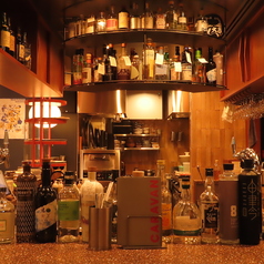 ゆったり過ごせる5人席のテーブルは、グループでの食事や集まりに最適。みんなでわいわい楽しめる、居心地の良い空間です。