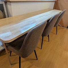 《お一人様も歓迎》カウンター席！探し回った回転式イスの座り心地が抜群です！目の前はキッチン、後ろは完全個室なのでもちろん味に集中できますし、母（店長）と話すも良しです！