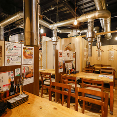【テーブル席：6名様×1卓】特別感あふれる上質な空間で岡山の郷土料理を。炭がパチパチと爆ぜる音、滴る脂が立ち昇らせる香ばしい煙。七輪を囲む瞬間にしか味わえない、圧倒的な「ライブ感」が食欲をそそります。 広々としたテーブル席は、最大6名様まで利用可能。岡山観光の思い出を締めくくる特別なひとときに◎
