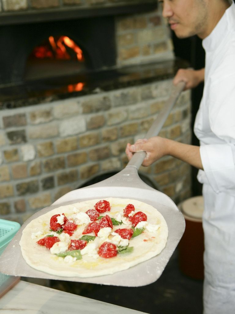 窯職人ミケーレが手掛けた薪窯で世界のピッツァを焼き上げます。