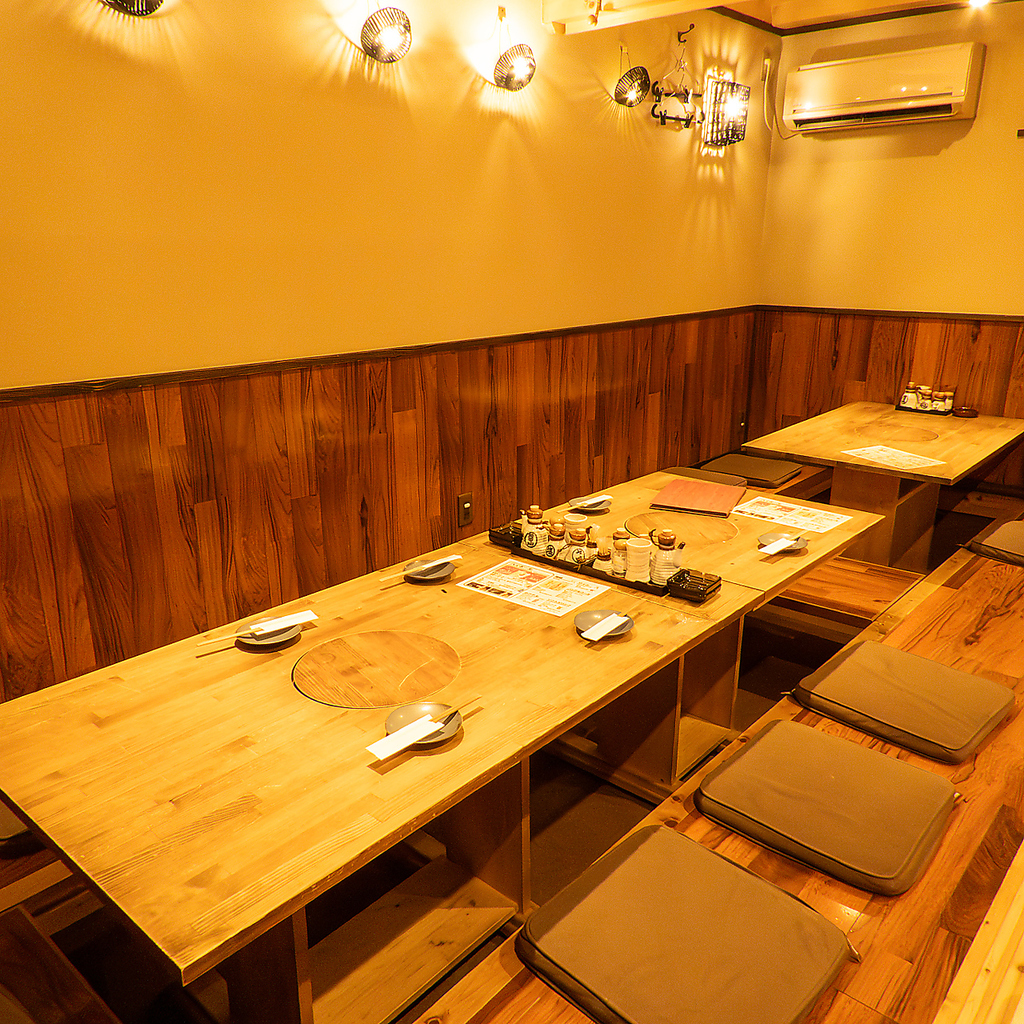 2階にある掘りごたつ個室は3部屋ございます。4名様・8名様・12名様と人数に合わせてご利用できます。