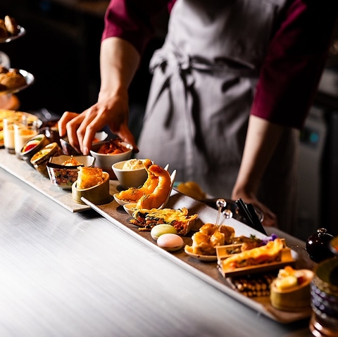 炭火焼×小皿料理×ワインを楽しむ大人の居酒屋