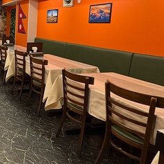 ゆったりとくつろげるソファー席。落ち着いた雰囲気でお食事をお楽しみいただけます。