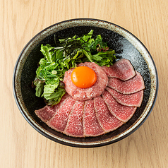 《夜》黒毛和牛ローストビーフと3種マグロのネギトロ丼