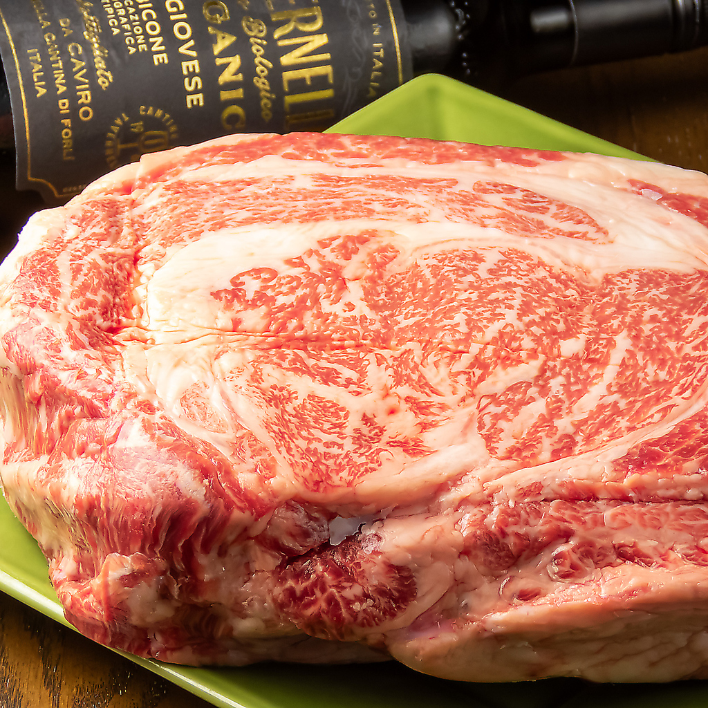 厳選したお肉を使った逸品も人気◎和牛ステーキや若鶏炭火炙りなど多彩なメニューを揃えております。