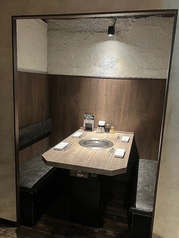4名様用半個室タイプのお席。お店の最も奥まった場所にございますので、周囲を気にせずお食事を楽しむことができます。指定での予約も承りますので、ぜひお問い合わせください。