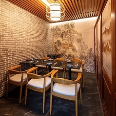 10名様までご利用可能な個室がございます。隣接しているため、繋げて最大20名様でのご利用も可能です♪大人数でのご利用を検討されているお客様にも柔軟に対応いたしますので、お気軽にお声掛けくださいませ。