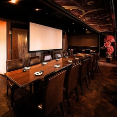 【プロジェクターも完備！】団体様でのご宴会にフロア貸切もご準備できます◎大事なご宴会の席はぜひ当店にご相談ください。お客様のご要望に合ったお席をご用意します◎