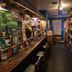 お一人様でも気軽に座れるカウンター席、もちろんカップルでのご利用もOK!カウンターごしからオススメなどご注文ください。