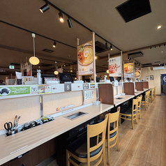 仕切り付きでプライベート感抜群の2名様用カウンター全5卓。お一人様やデートで気兼ねなくお食事を！