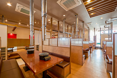 テーブル席は大空間でゆったり！