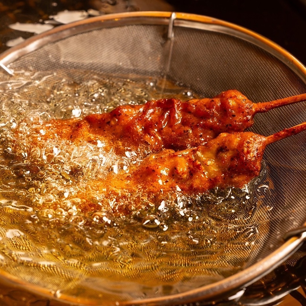 秘伝のタレを纏わせた揚げたての金から串。ザクザクとした食感と溢れる肉汁がクセになる看板料理。