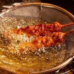 秘伝のタレを纏わせた揚げたての金から串。ザクザクとした食感と溢れる肉汁がクセになる看板料理。