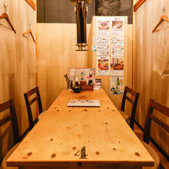 【半個室テーブル席：6名様×4卓】会社宴会やご友人との飲み会など幅広いシーンに◎半個室のテーブル席は、6名様～最大12名様まで対応可能！プライベート感のある、落ち着いたお席でゆったりとお食事をお楽しみいただけます。会社宴会はもちろん、ご友人との飲み会や女子会にも、ぜひご利用ください。