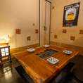 【テーブル席】4名様でご利用いただけるお席を3卓ご用意しております。同僚との飲み会、女子会、ご家族とのお食事会など様々なシーンでご利用いただけるお席です◎また、ご旅行の記念のお食事にもおすすめです。温かみのある雰囲気の中でゆったりと新鮮なお魚料理や焼鳥などのお料理をお酒と一緒にお楽しみください。