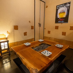 【テーブル席】4名様でご利用いただけるお席を3卓ご用意しております。同僚との飲み会、女子会、ご家族とのお食事会など様々なシーンでご利用いただけるお席です◎また、ご旅行の記念のお食事にもおすすめです。温かみのある雰囲気の中でゆったりと新鮮なお魚料理や焼鳥などのお料理をお酒と一緒にお楽しみください。