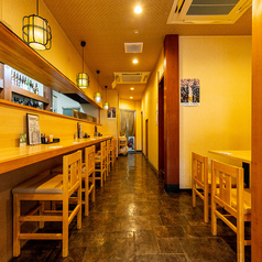 1階にはカウンターのお席もご用意しております。お一人様はもちろん、友人、恋人、夫婦でのご利用におすすめです。