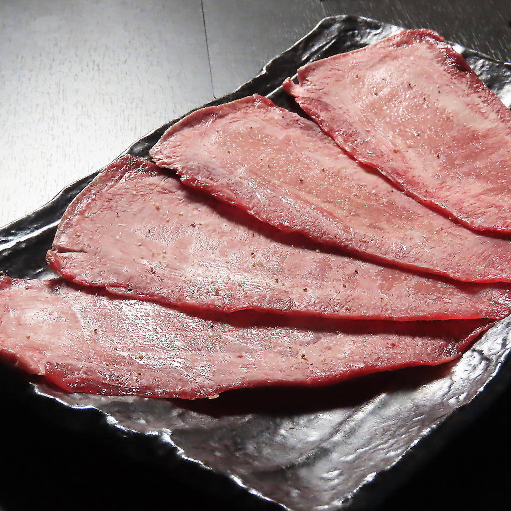 驚異の20cm！『ロングタン』は、その厚みと弾力、歯切れの良さが自慢の看板メニュー！