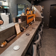 【時間を大切にするあなたに】リラックスした雰囲気の中で、美味しい料理を楽しむことができるカウンター席。デートでの利用もオススメで、特別な人との距離感をぐっと縮めてくれます◎