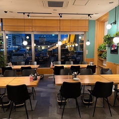店内には全52席のテーブル席をご用意。友人との食事や女子会、会社の同僚との飲み会など、幅広いシーンでご利用いただけます。