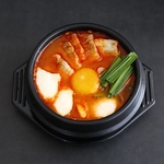 スパイシーな辛味と酸味が絶妙に調和した味わいの豚キムチチゲが880円(税込)熱々で提供いたします！