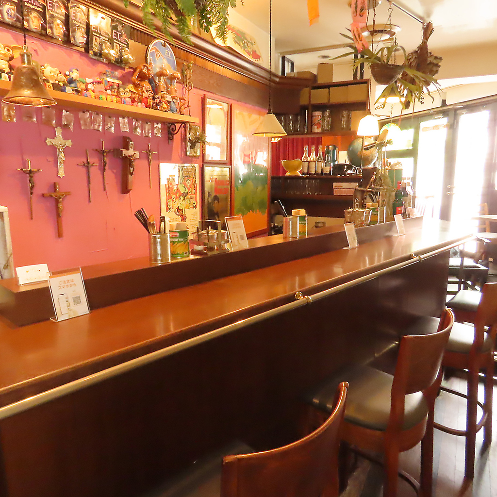 お一人様にもゆっくり出来るカウンターがあります。以外に女性のお客様多いです♪