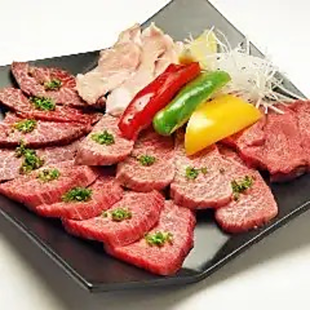 カルビ/ロース/ハラミなど様々な部位を楽しめる、セットメニューが人気です◎キムチ、サンチュ付き！