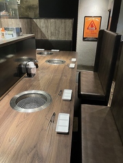 当店の自慢の一つ、ゆったりカウンター席です。ソファの背中側が背が高く、アタマまですっぽりと覆い隠される作りになっております。周囲を気にすることなく、ゆったりとお食事頂くことができます。