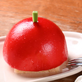 料理メニュー写真 真っ赤なりんごのケーキ
