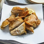 国産若鶏を豪快に丸揚げにした『半身揚げ』は、看板メニューにして人気ナンバーワンの絶品！