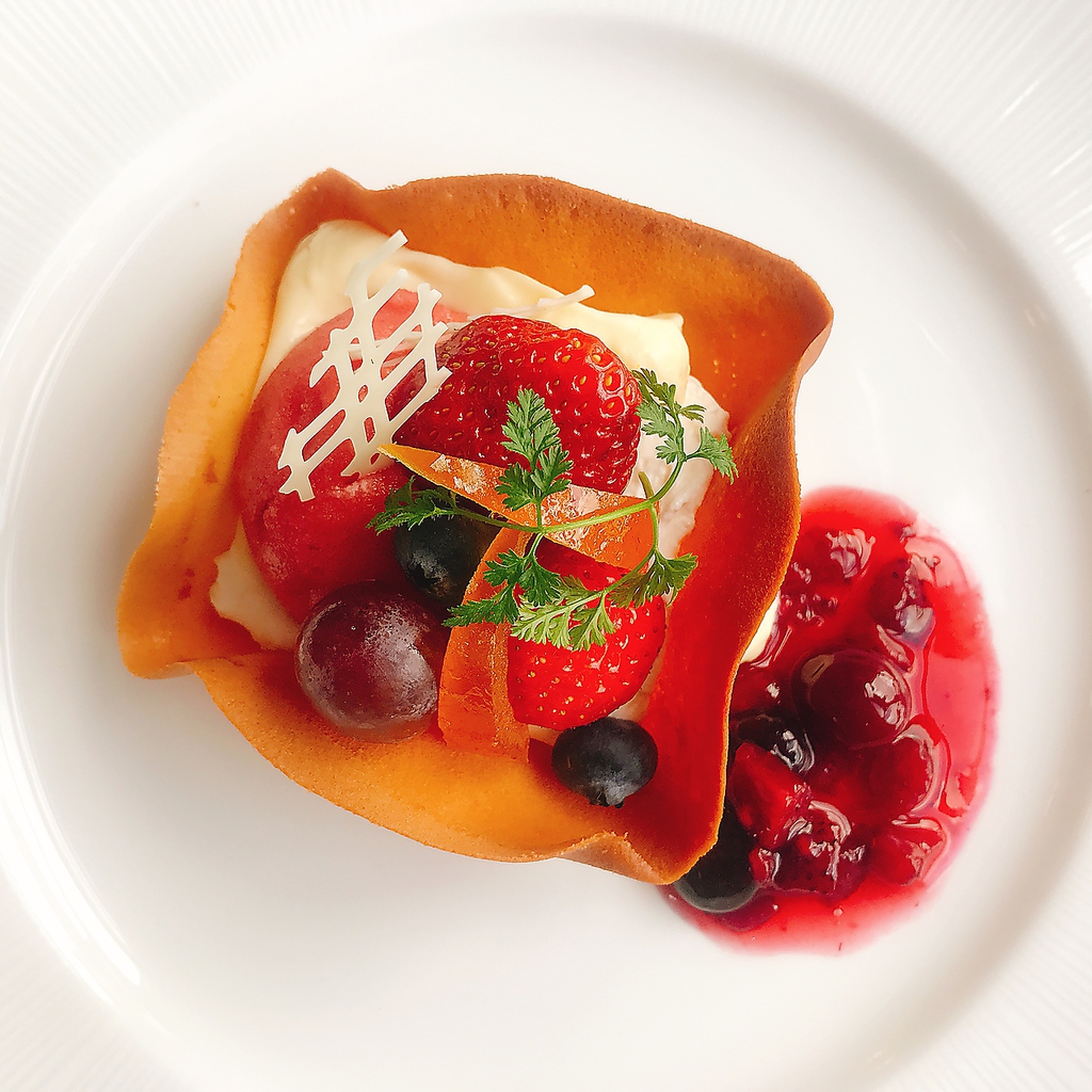 あまおうの楽園～黄金サブレに苺アイスを添えて～