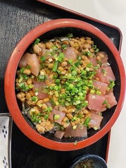 マグロ納豆丼（特製たれ使用）（味噌汁、漬物、小鉢、デザート付）