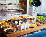 30種類のサラダバー＆3種類から選べるメイン